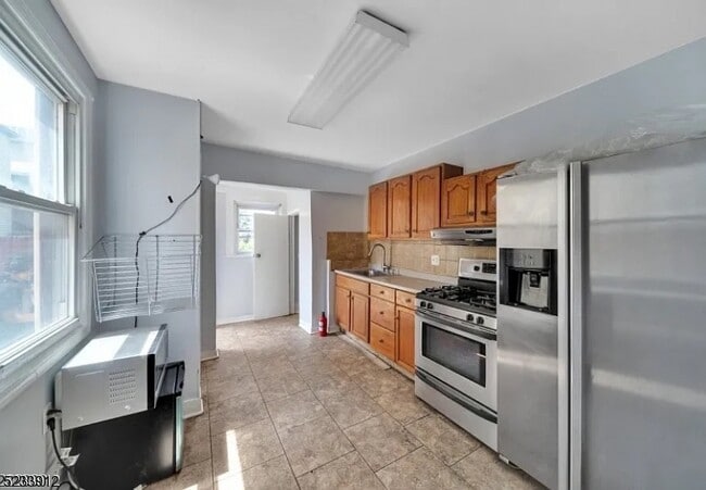 Building Photo - 550 Spring St