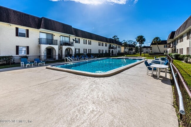 Building Photo - 1530 El Prado Rd