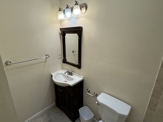 Building Photo - 3 bedrooms, 2.5 bathrooms