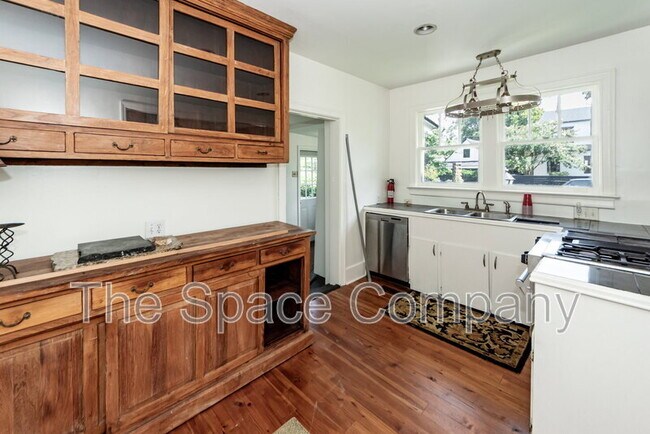 Building Photo - 25 8th Ave