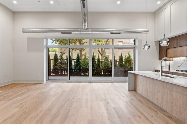 Building Photo - 3951 N Wayne Ave