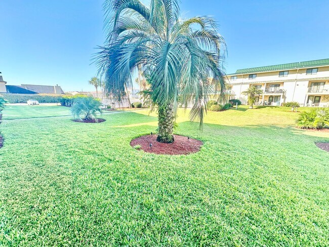 Building Photo - Nice 1 bedroom condo for rent in Miramar Beach w/ a community pool!