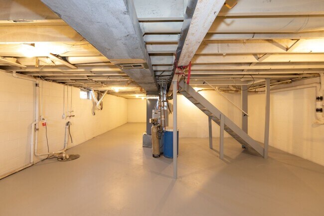 Building Photo - 4 bed 2.5 bath 2 story home with full deck located in Decatur Township