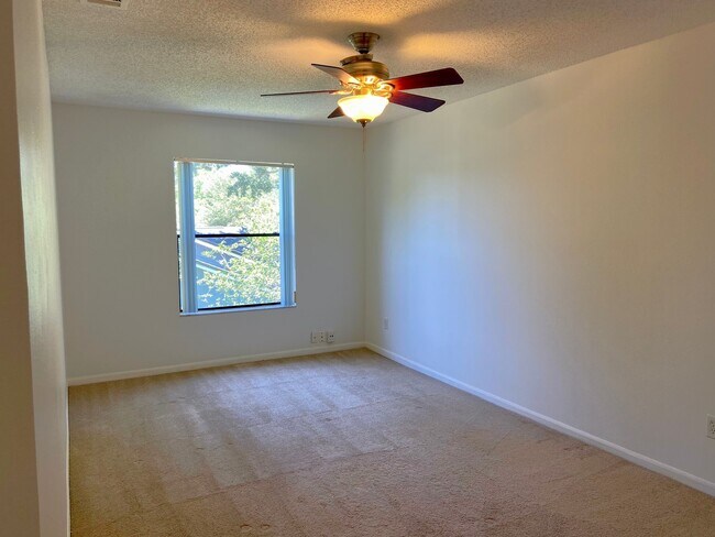 Building Photo - 3015 Crested Cir