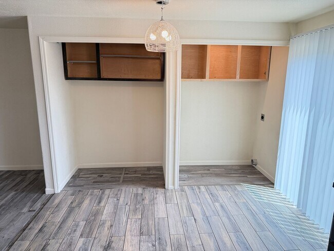 Building Photo - Updated 3-bedroom 1.5 bath duplex in Eugene!