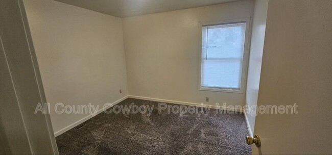 Building Photo - 126 S Cribbon Ave