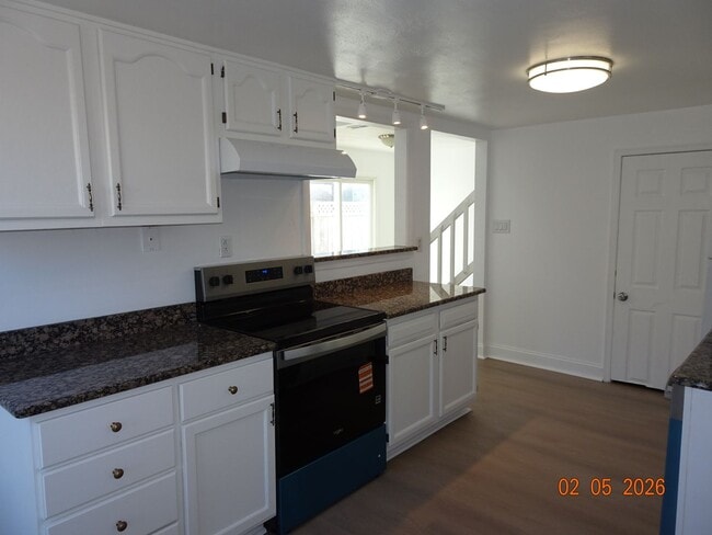 Building Photo - 3 Bedrooms, 2 Full Bathrooms Duplex