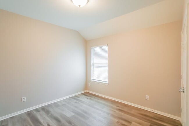 Building Photo - 924 Hemlock Trail