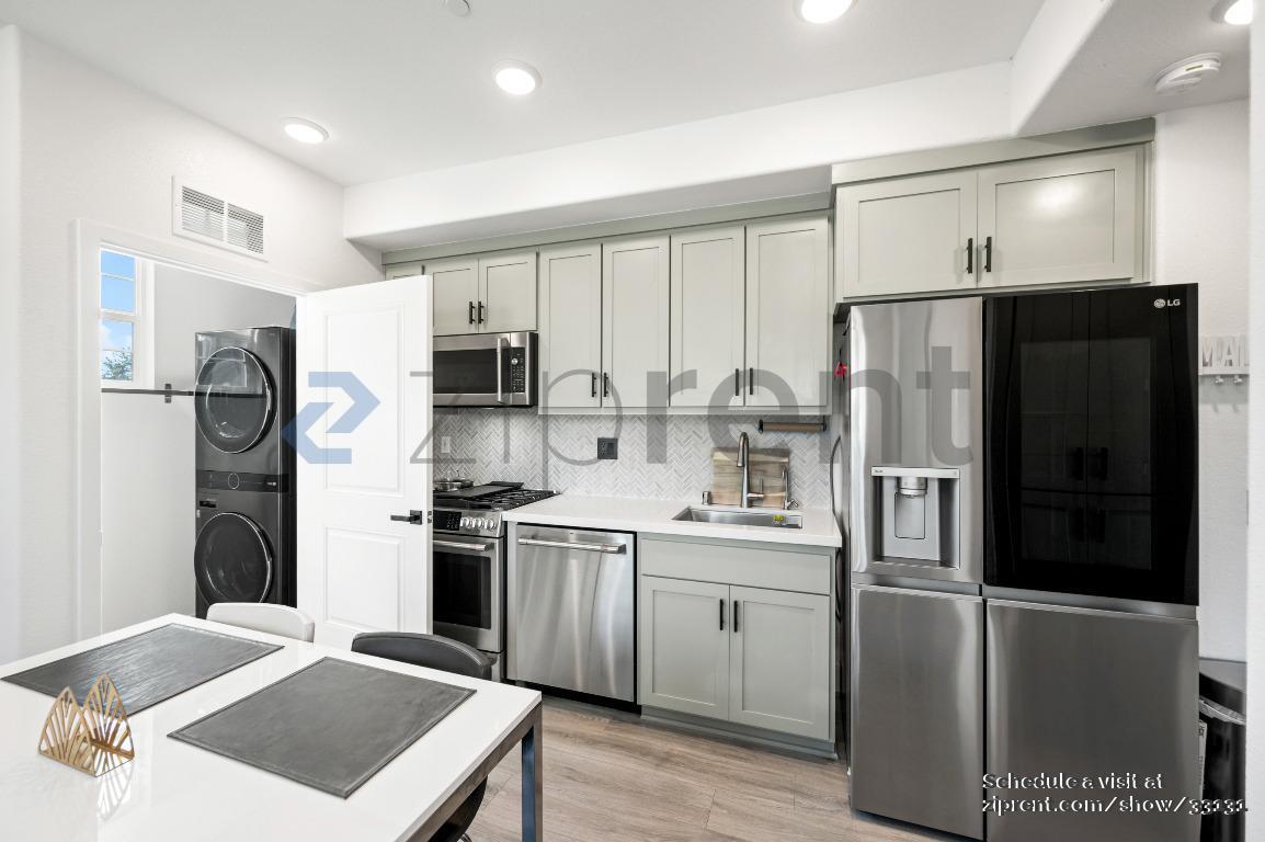 Building Photo - 369 Arc Ct