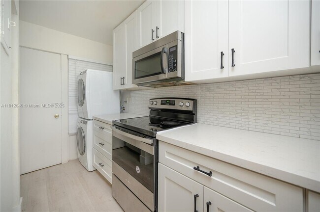 Building Photo - 9210 Fontainebleau Blvd