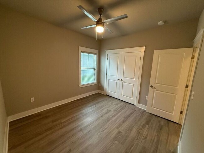 Building Photo - Gulf Breeze - 4 bedroom, 2.5 bathroom - lawn care included