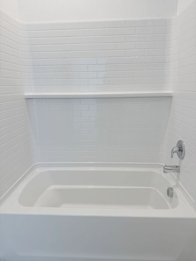 Building Photo - MOVE IN SPECIALS!! ONE MONTH RENT FREE!! New 5-Bedroom Home in Phoenix with Upgrades!