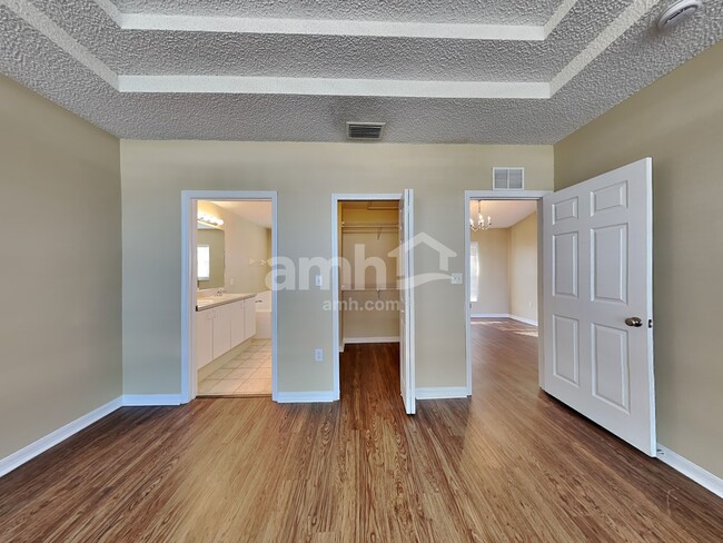 Building Photo - 558 Hatcher St SE