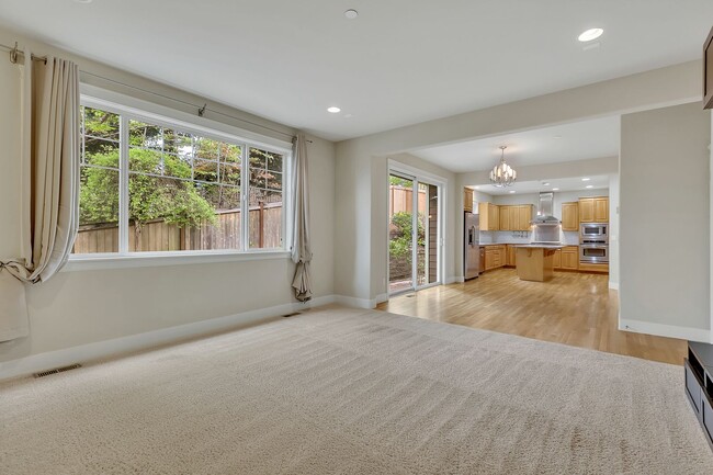 Building Photo - Must see in beautiful Redmond neighborhood