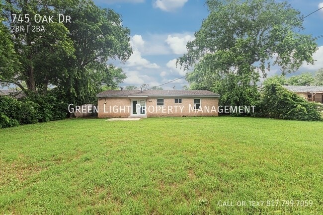 Building Photo - 745 Oak Dr