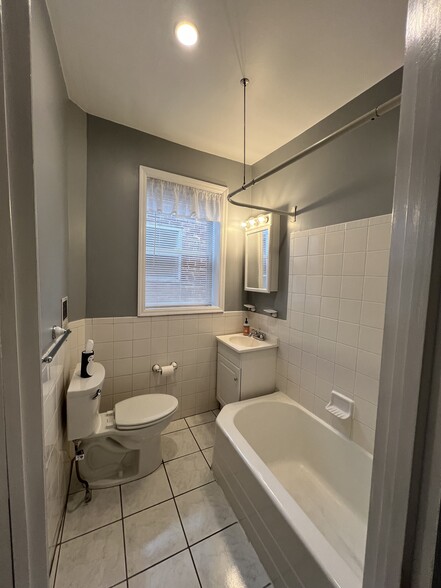 Bathroom - 2625 S Percy St