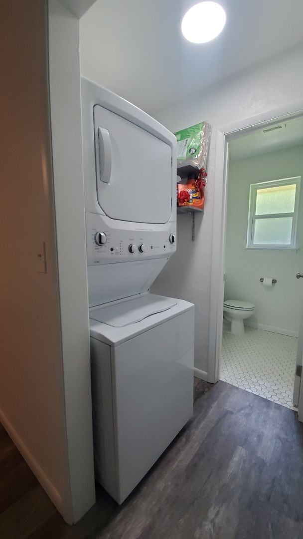 Building Photo - (2) Bedroom Duplex E Norman Avail NOW!