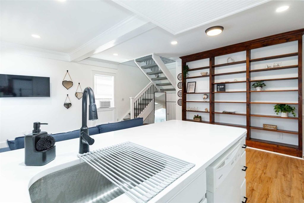 Building Photo - 48 Columbia St