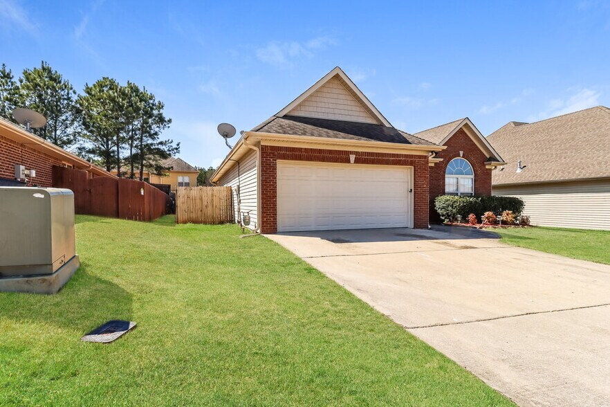 Building Photo - 2045 Highview Way