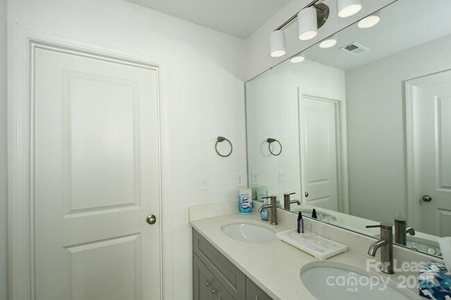 Building Photo - 2046 McDonald Dr