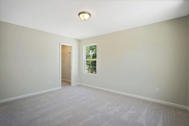 Building Photo - End Unit Townhome | Screened Back Porch | ...