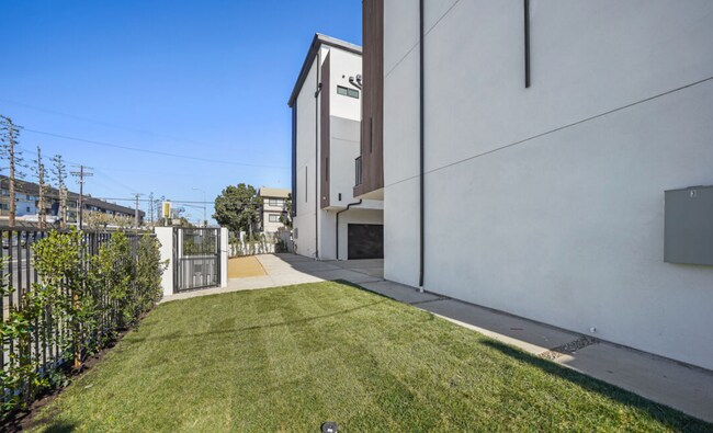 Building Photo - RECENTLY RENOVATED TOWNHOME | 5 BED 5 BATH | PRIVATE ROOFTOP DECK |  PET FRIENDLY | SPACIOUS BEDR...