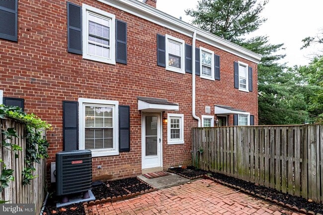 Building Photo - 2822 S Buchanan St