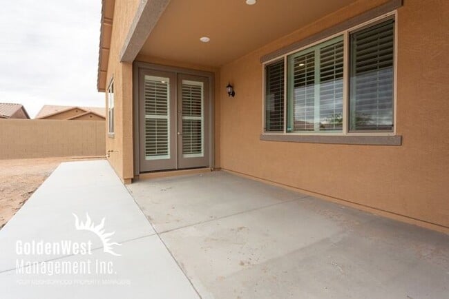 Building Photo - Bright & Airy 4 Bdm 2Ba in Quiet Neighborh...