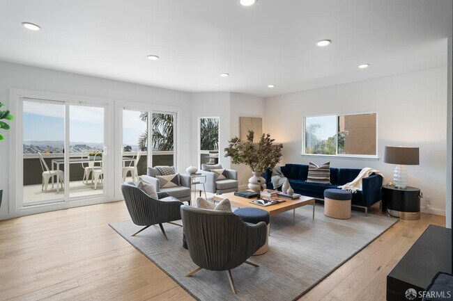 Building Photo - 628 Los Palmos Dr