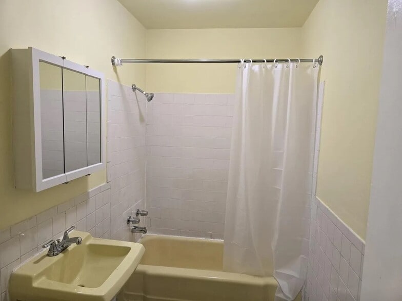 Building Photo - 1857 Pine St