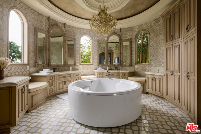 Building Photo - 4705 Los Feliz Blvd