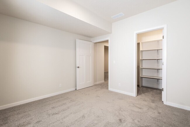 Building Photo - Beautifully Built 4 Bed Duplex!