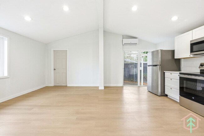 Building Photo - 2004 SE 143rd Ave