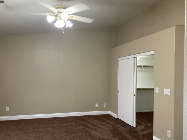 Building Photo - Townhouse 3 bedroom 2.5 bath 2 car garage