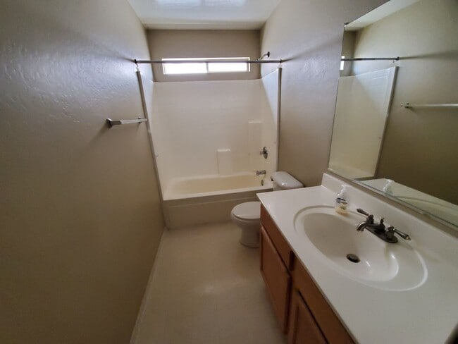 Building Photo - Great 3 Bedroom, Cul-de-Sac, All Appliances!