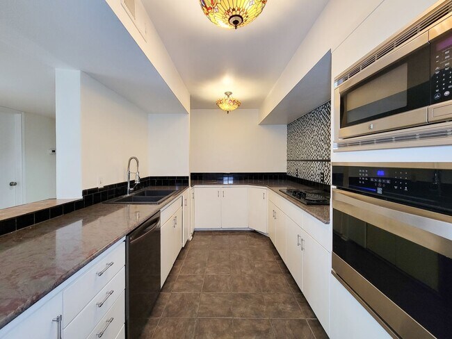 Building Photo - Stylish Townhouse in Prime Location – Walk...