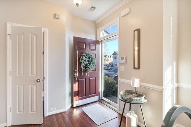 Building Photo - Charming 3 BD - 2.5 BA townhome located so...