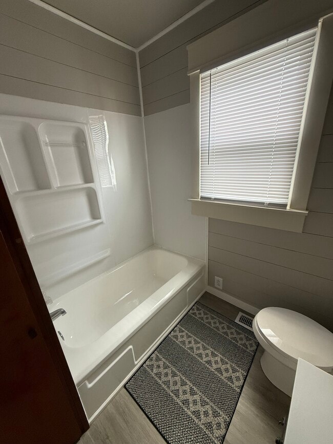 Building Photo - 1124 S Harlan Ave