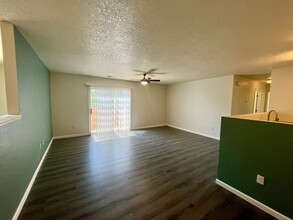 Building Photo - Lovely 2 Bedroom 2 Bathroom Condo Located In The NW!