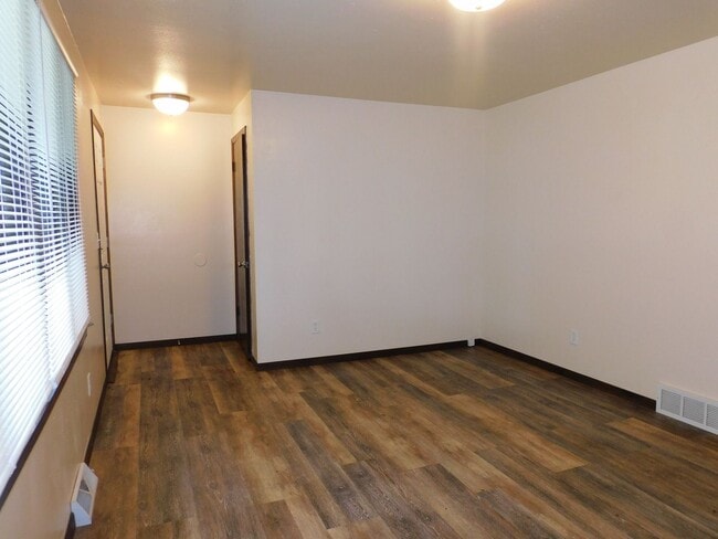 Building Photo - Beautiful 3 bedroom 2 bath Single Family H...