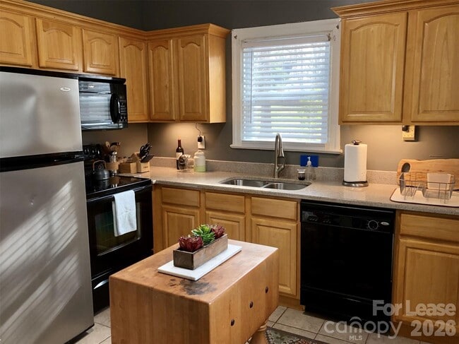 Building Photo - 3235 Archdale Dr