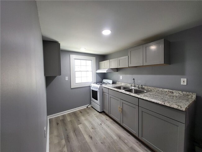 Building Photo - 2308 Lakewood Ave SW