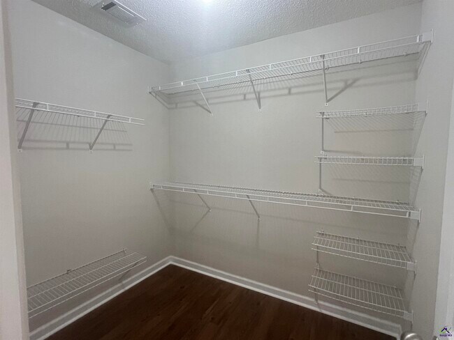 Building Photo - 401 Timberwind Dr