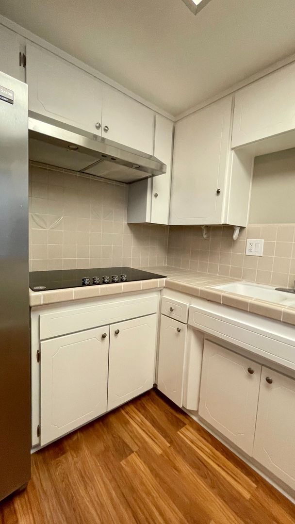 Building Photo - 2 Bedroom, 2 Bath Condo Blocks to the Beach, Pet Friendly, Sunset Views, Parking!