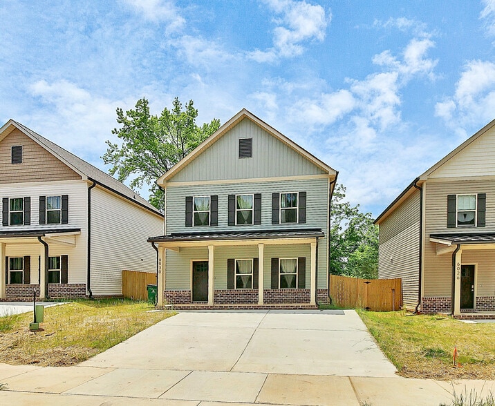 Building Photo - Room in House on Hunters Crossing Ln