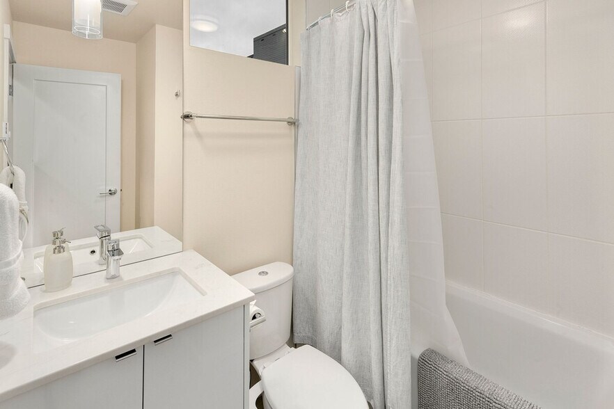 Building Photo - 319 Malden Ave E