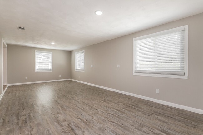 Building Photo - 701 Redondo Dr