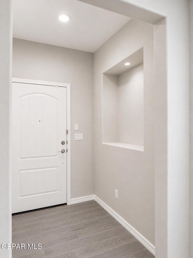 Building Photo - 909 Malven Pl