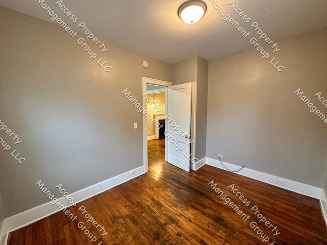 Building Photo - Large Upper 2 Bedroom SE Side Unit