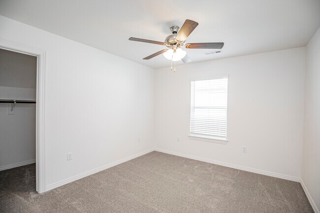 Building Photo - 4307 SW Bison St